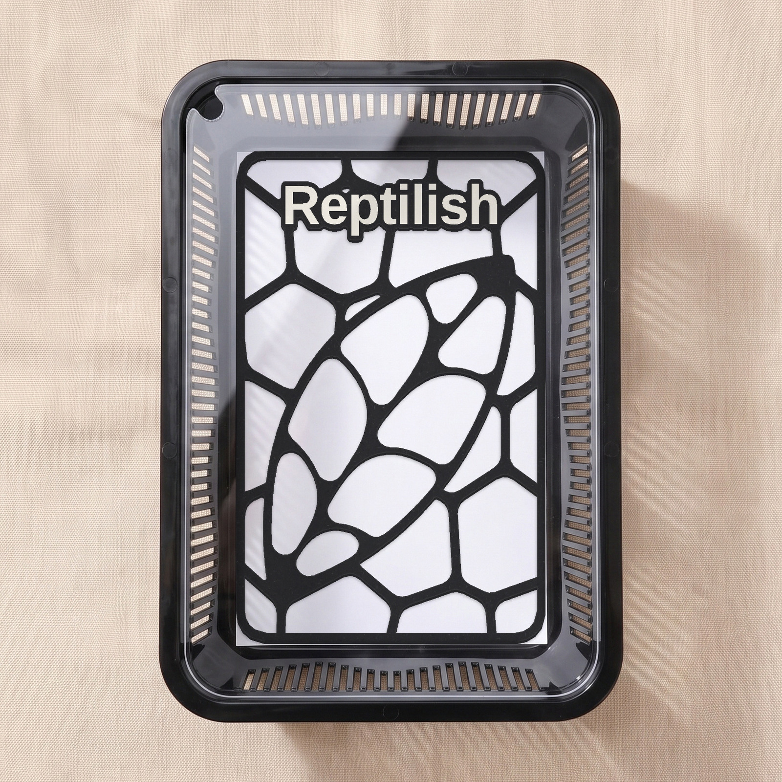 Eine schwarze Faunabox mit transparentem Acryldeckel von oben – oben links an der Ecke eine kleine Aussparung zum Öffnen, darin eine Pebble Plate in Carbon Black
