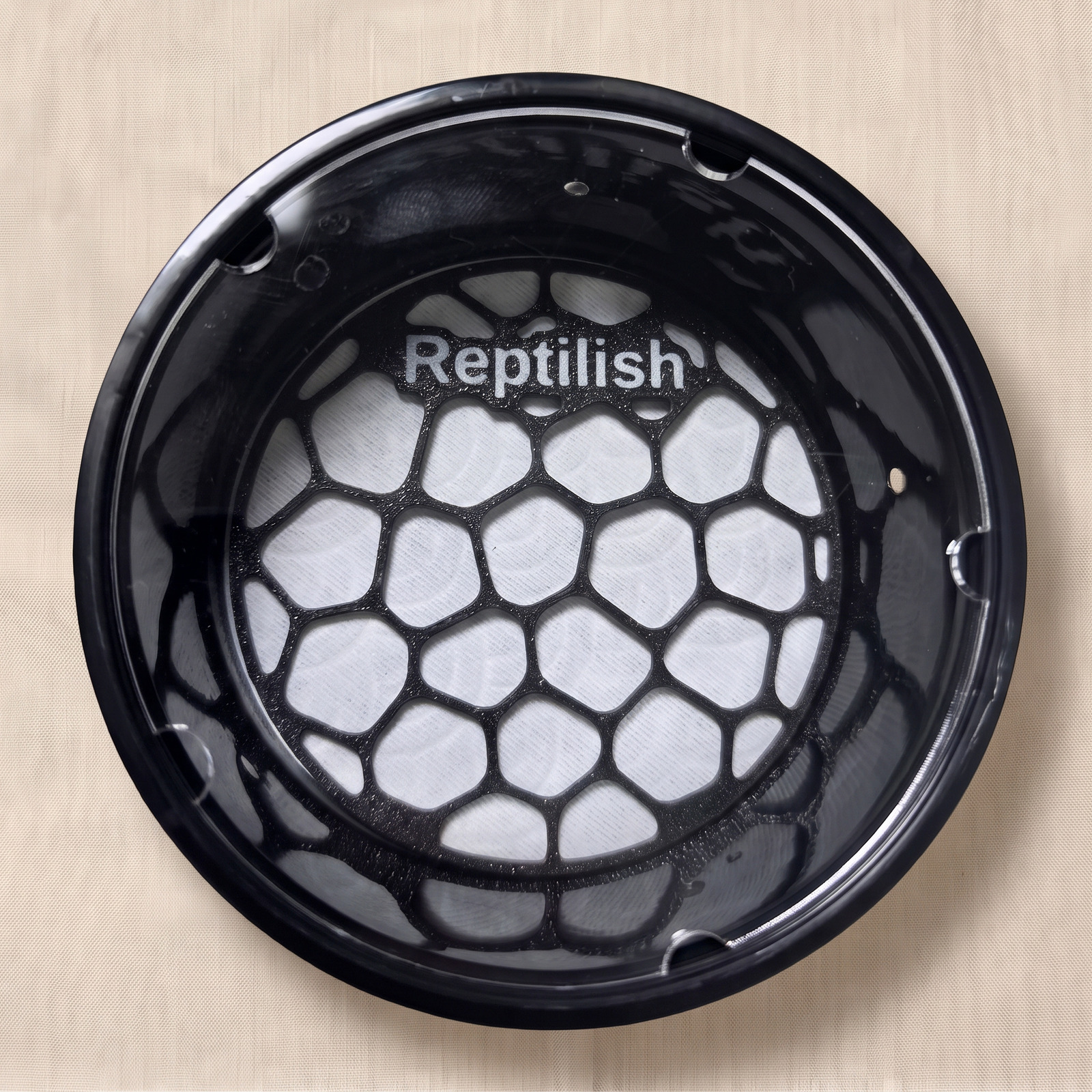 Eine Aufzuchtdose mit Acryldeckel von oben, darin eine Pebble Plate in Carbon Black