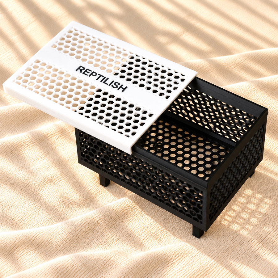 Mating Mesh mit angebrachten Twist-Lock-Standfüßen und aufgeschobenem Deckel