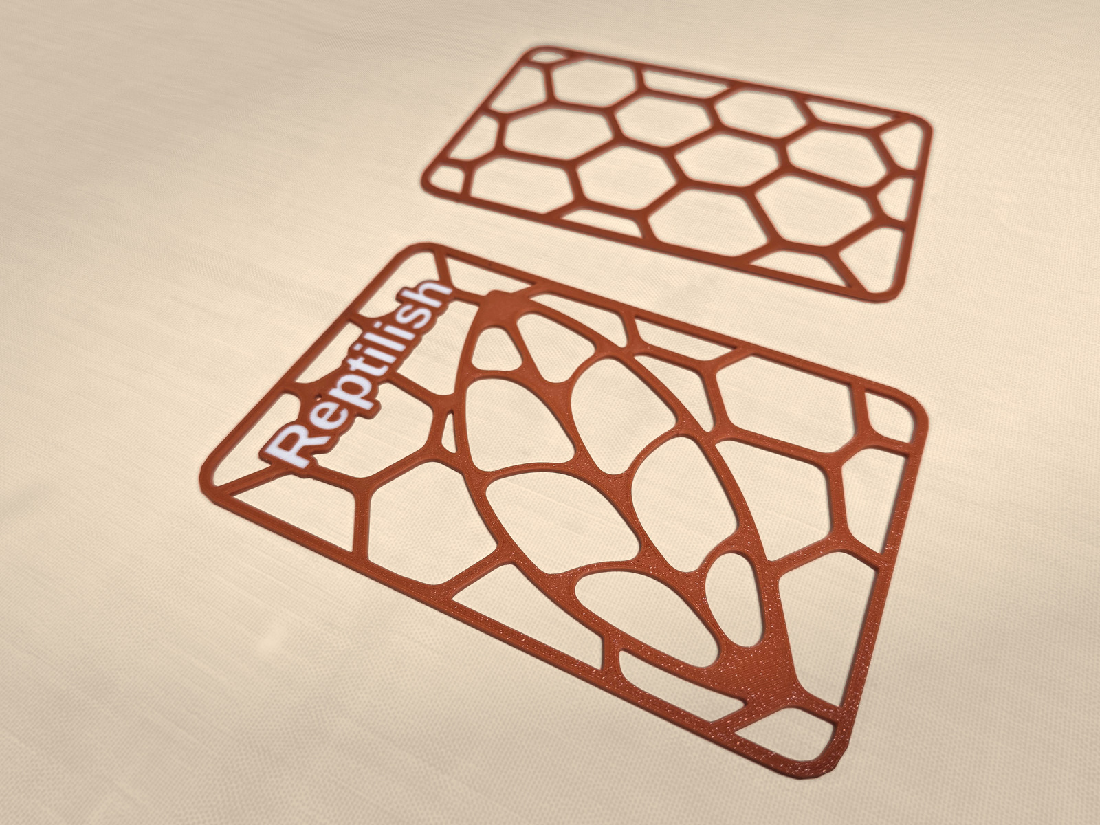 Rechteckige Platten in Terracotta: eine ohne Gravur und eine mit graviertem Text und Blattmotiv