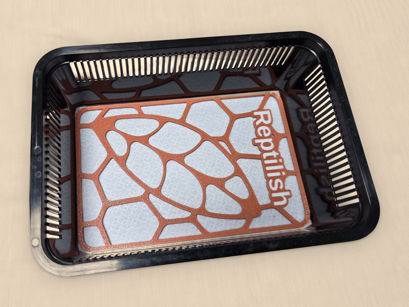 Eine rechteckige Pebble Plate in Terracotta mit Gravur auf dem Pad in einer Faunabox